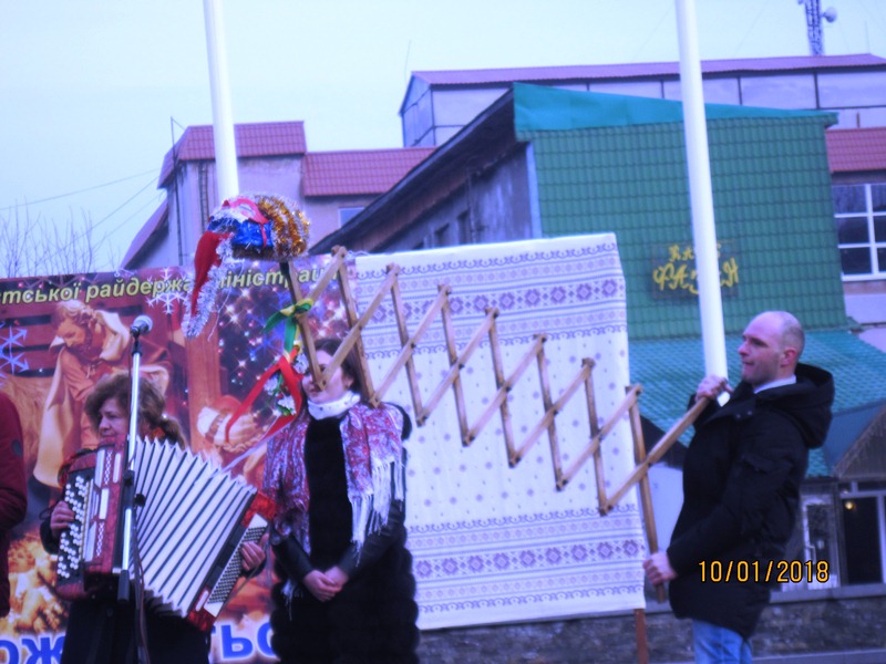 Вертепи, різдвяні зірки та шаркані: у центрі Хуста відбувся фестиваль колядок. ФОТО