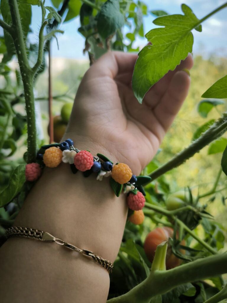 Яфини у вухах, малина під серцем. Мукачівка створює вишукані «ягідні» прикраси