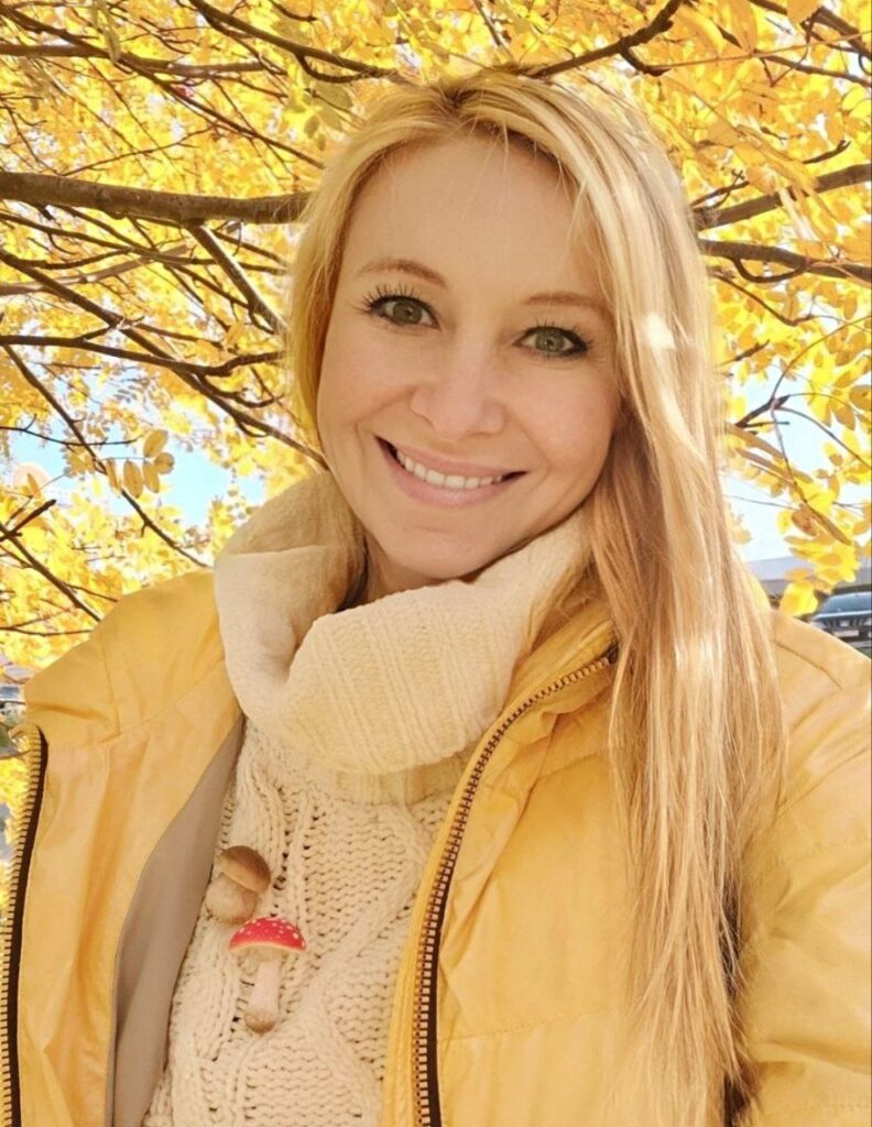 Із полімерної глини мукачівка створює гриби, квіти, виноград