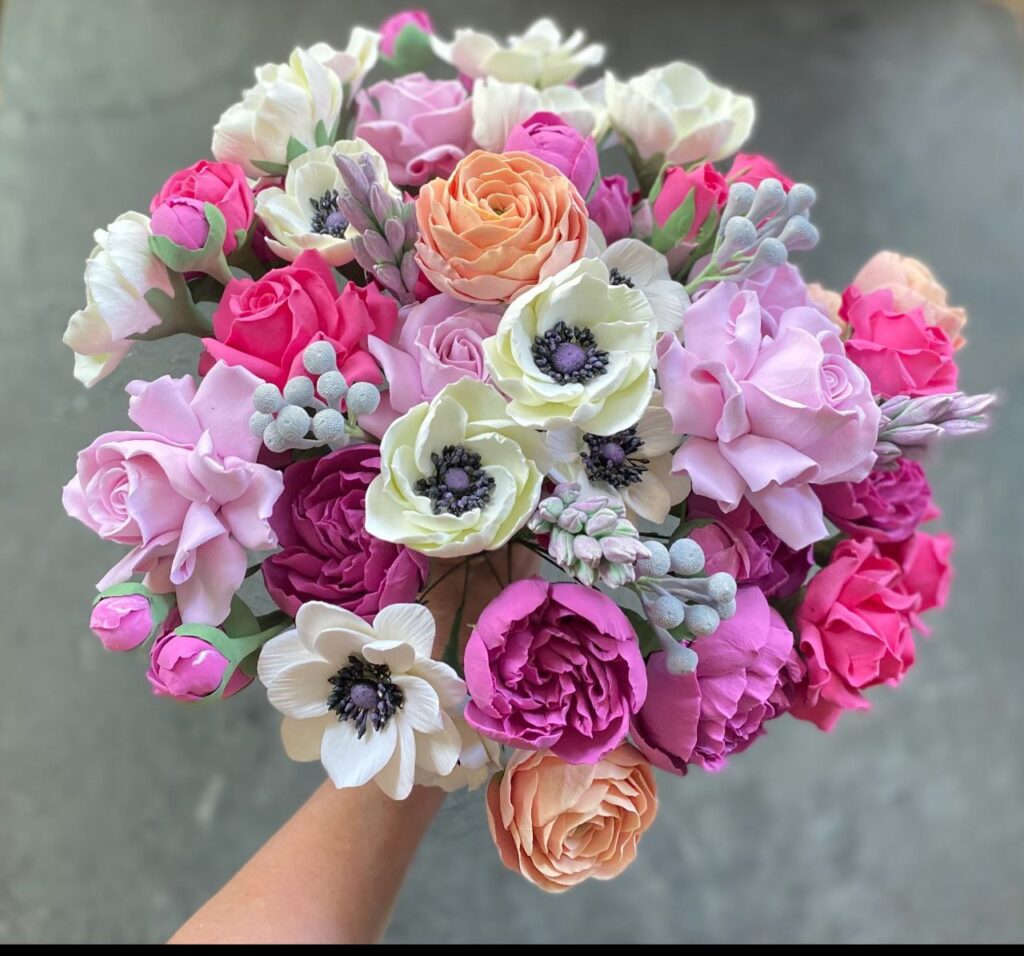 Із полімерної глини мукачівка створює гриби, квіти, виноград