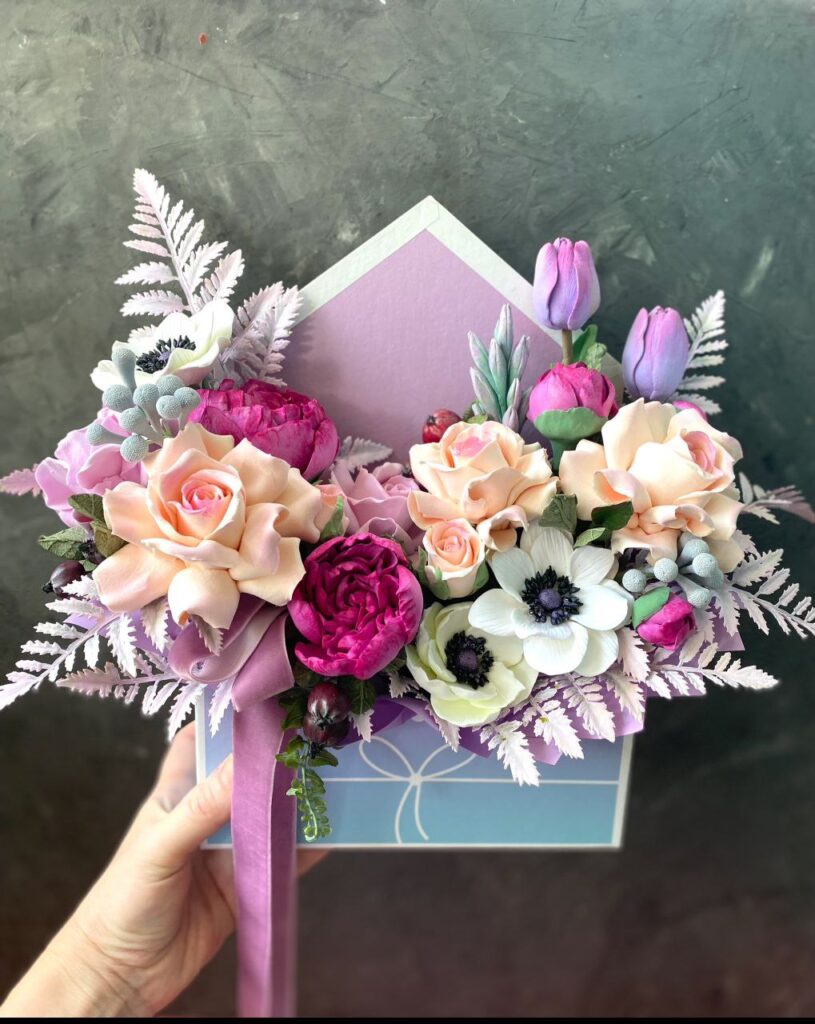 Із полімерної глини мукачівка створює гриби, квіти, виноград