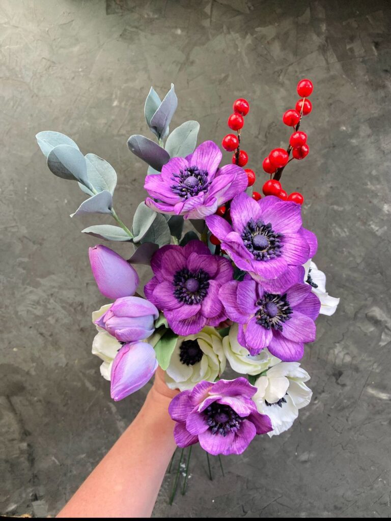 Із полімерної глини мукачівка створює гриби, квіти, виноград