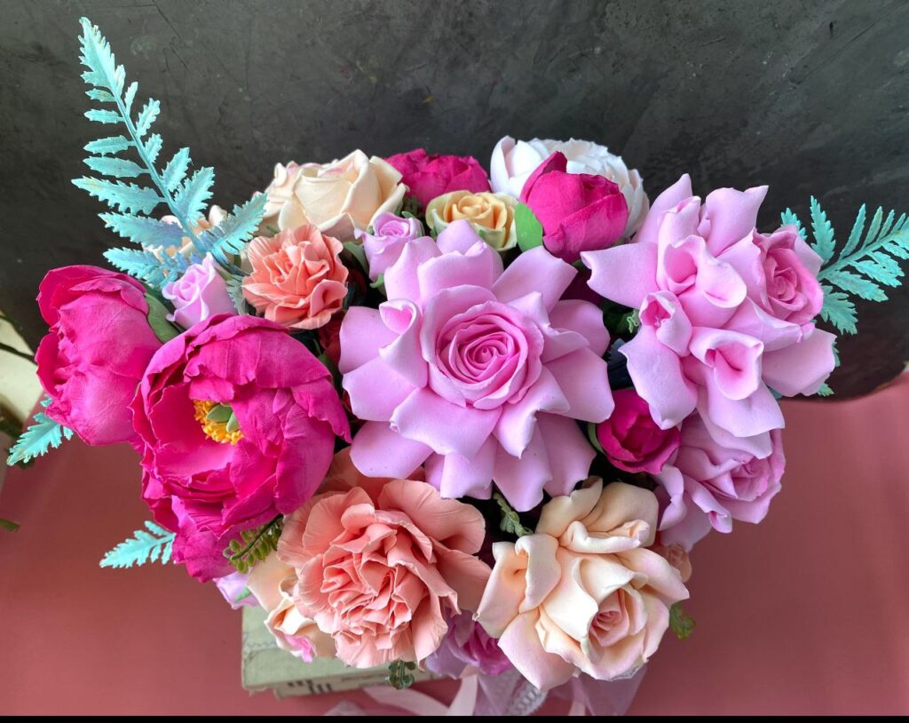 Із полімерної глини мукачівка створює гриби, квіти, виноград