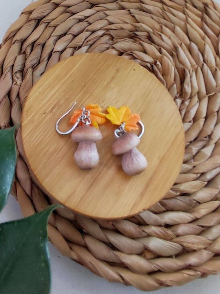 Із полімерної глини мукачівка створює гриби, квіти, виноград