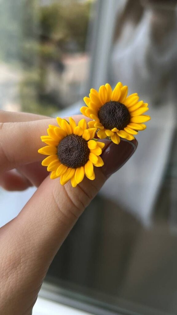 Із полімерної глини мукачівка створює гриби, квіти, виноград