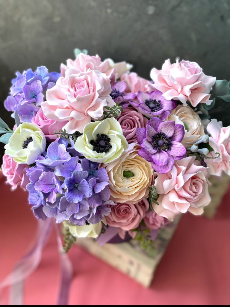 Із полімерної глини мукачівка створює гриби, квіти, виноград