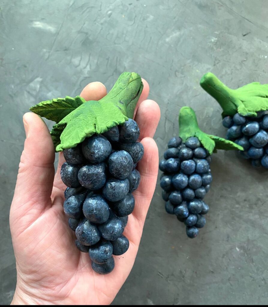 Із полімерної глини мукачівка створює гриби, квіти, виноград