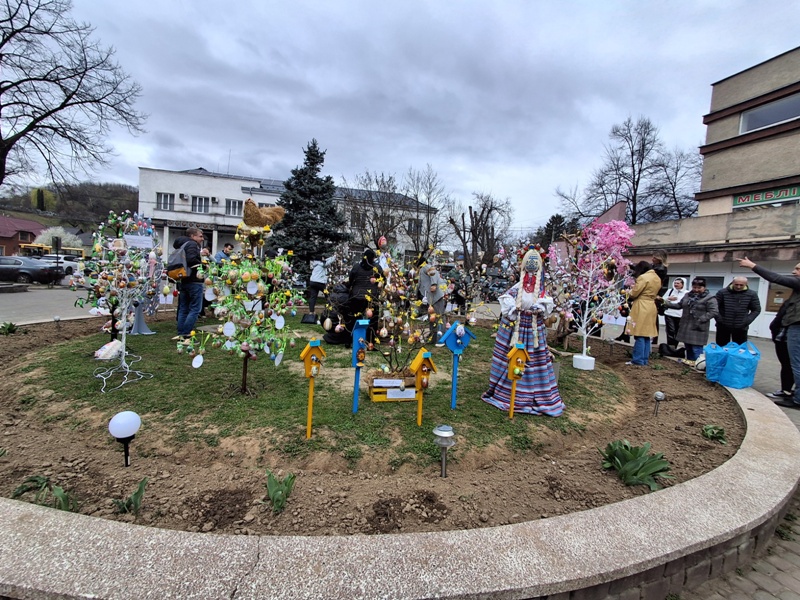 У Перечині відкрилась унікальна виставка писанкових дерев