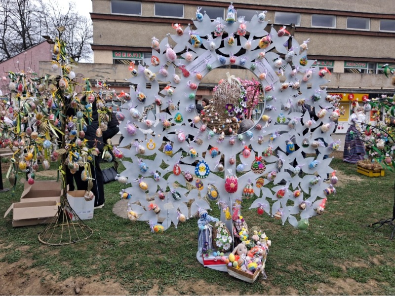 У Перечині відкрилась унікальна виставка писанкових дерев