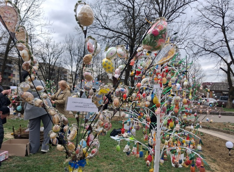 У Перечині відкрилась унікальна виставка писанкових дерев