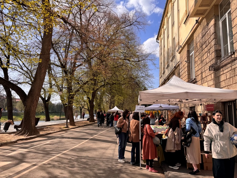 Великдень зі смаком і сенсом: в Ужгороді триває святковий ярмарок