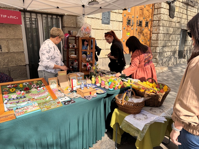 Великдень зі смаком і сенсом: в Ужгороді триває святковий ярмарок