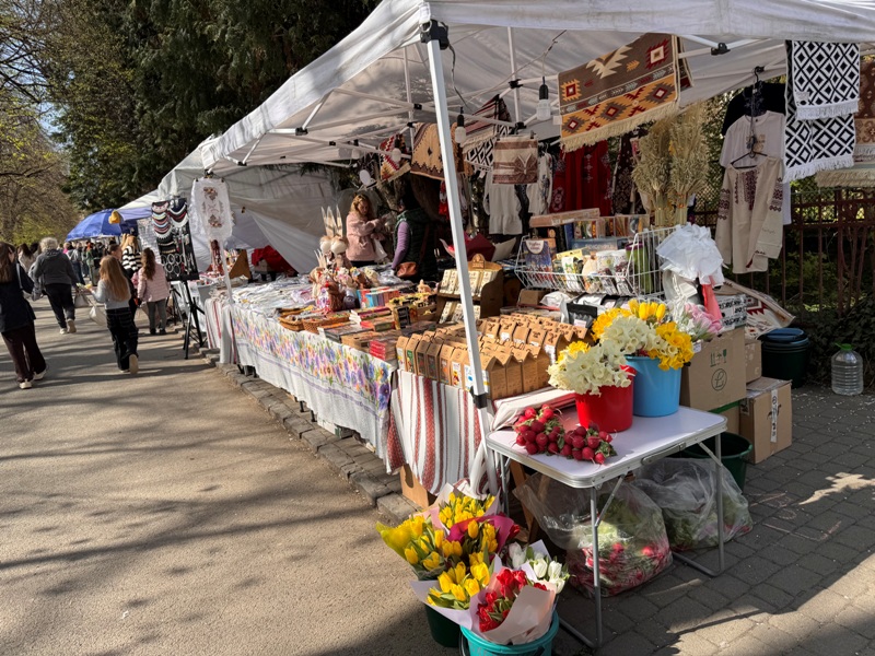 Великдень зі смаком і сенсом: в Ужгороді триває святковий ярмарок