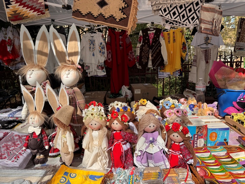 Великдень зі смаком і сенсом: в Ужгороді триває святковий ярмарок