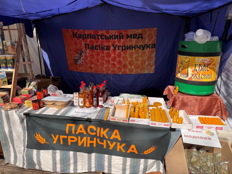 Великдень зі смаком і сенсом: в Ужгороді триває святковий ярмарок