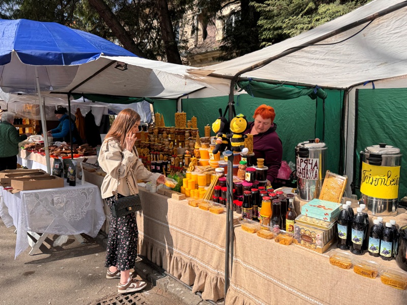 Великдень зі смаком і сенсом: в Ужгороді триває святковий ярмарок
