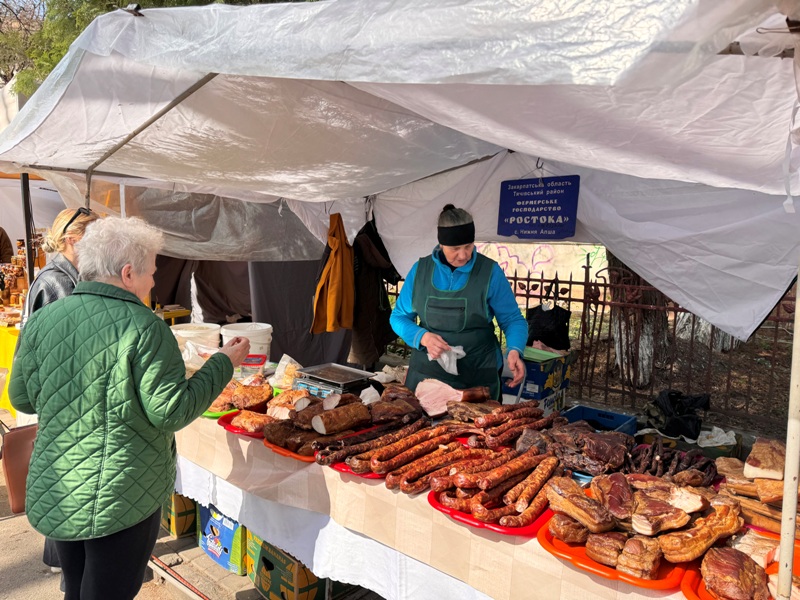 Великдень зі смаком і сенсом: в Ужгороді триває святковий ярмарок
