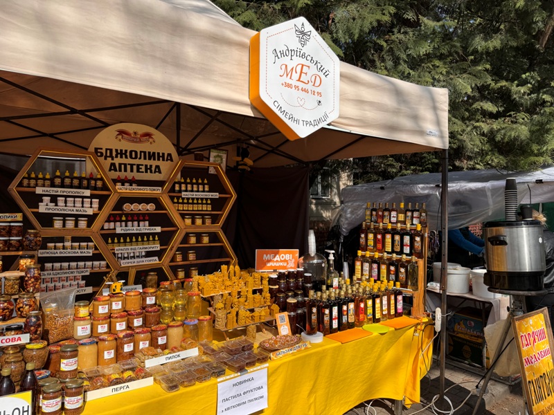 Великдень зі смаком і сенсом: в Ужгороді триває святковий ярмарок