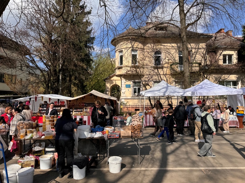 Великдень зі смаком і сенсом: в Ужгороді триває святковий ярмарок