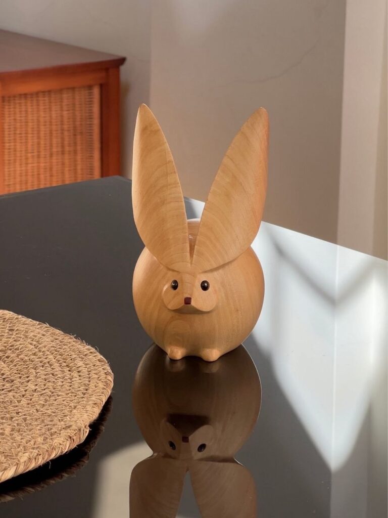 У руках мукачівця оживає дерево і з'являються птахи