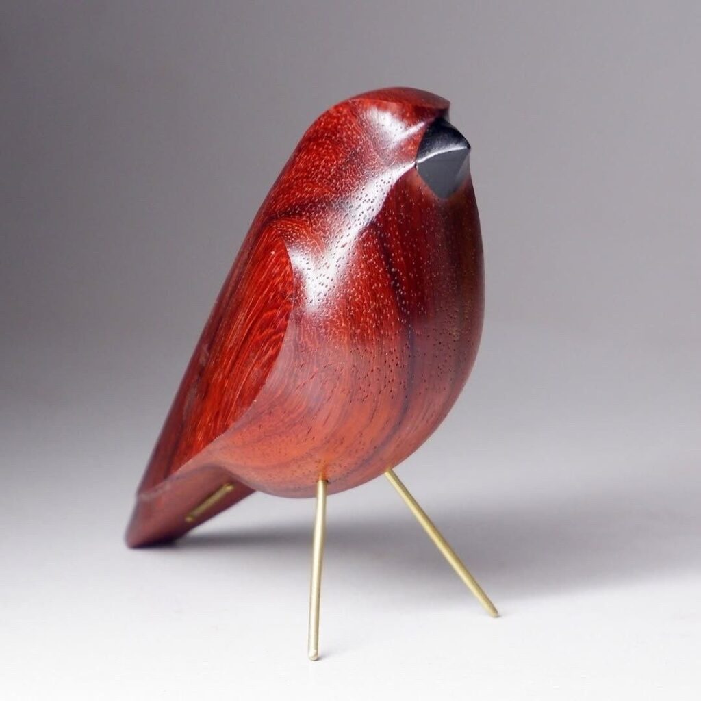 У руках мукачівця оживає дерево і з'являються птахи