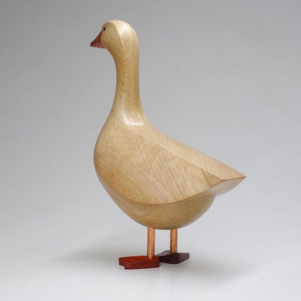 У руках мукачівця оживає дерево і з'являються птахи