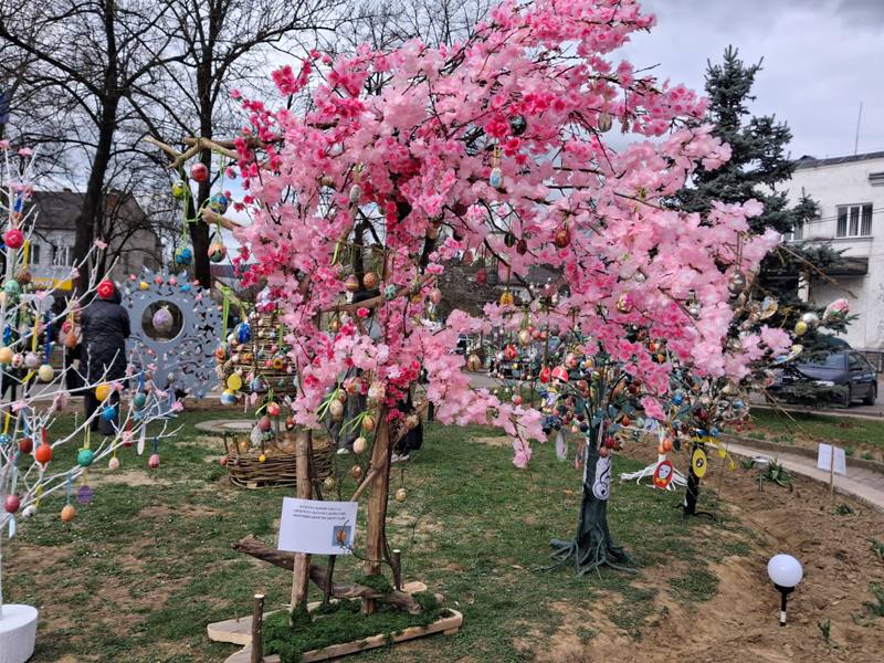 У Перечині відкрилась унікальна виставка писанкових дерев