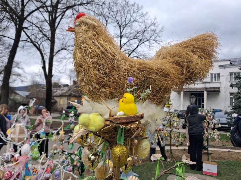 У Перечині відкрилась унікальна виставка писанкових дерев