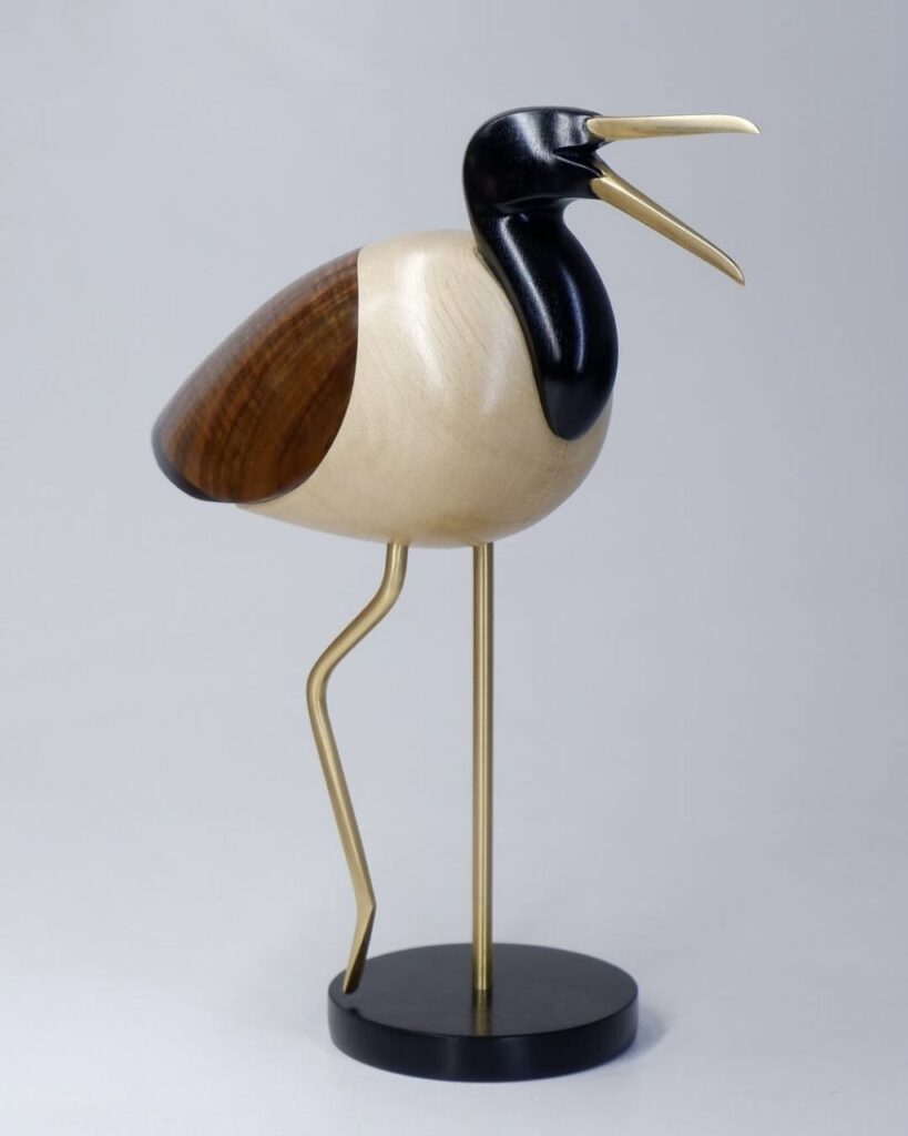 У руках мукачівця оживає дерево і з'являються птахи