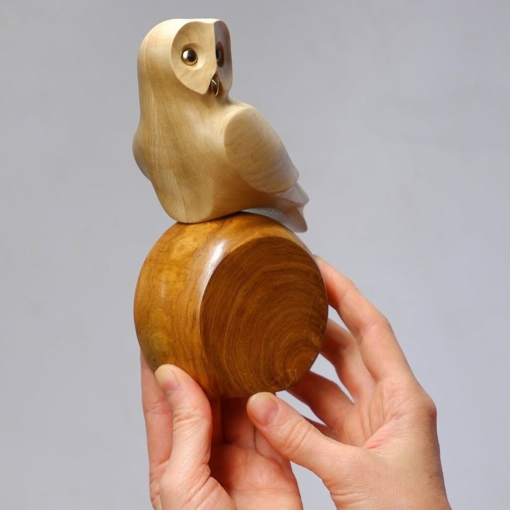 У руках мукачівця оживає дерево і з'являються птахи